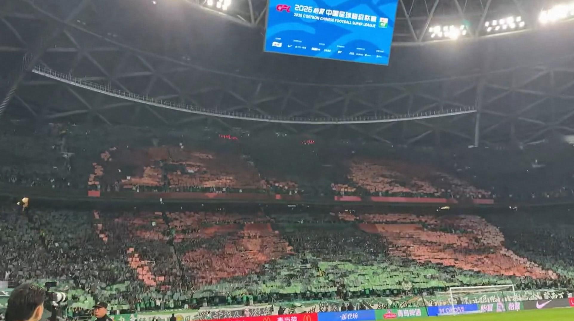 扑克游戏-国安对阵成都赛前，工体展示张玉宁、法比奥巨型Tifo